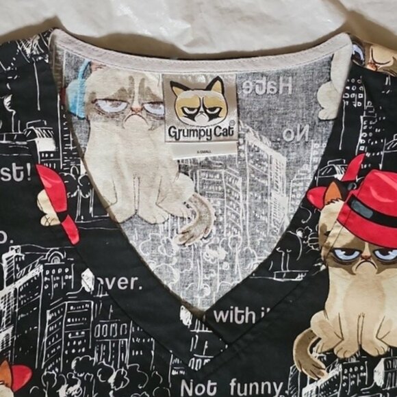 Grumpy Cat Women's Size XS Black Patterned V -Neck Scrub Top with Pockets Used - Picture 3 of 13